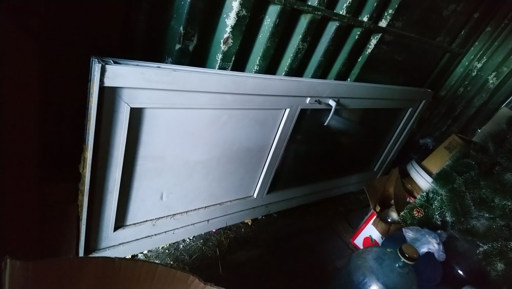 Дверь пластиковая со вставкой