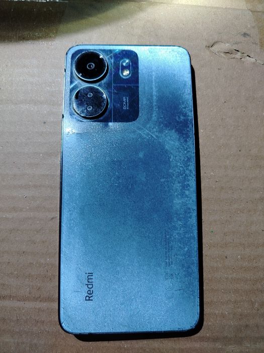 Xiaomi Redmi 13C cu display-ul spart (defect). Vibrează, se aud sunete. Pentru piese