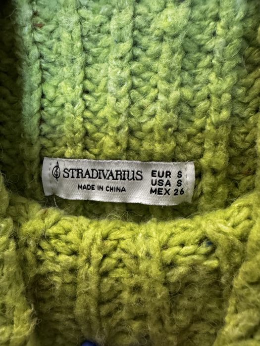 Електриково зелен пуловер