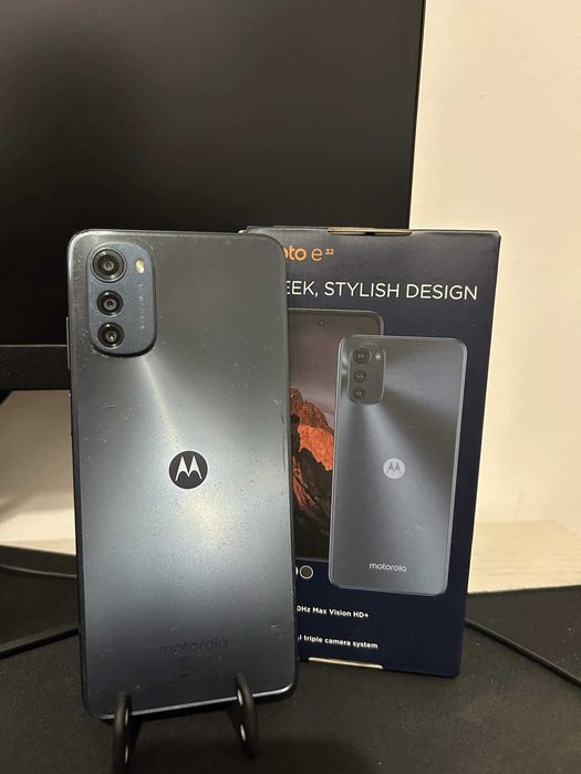 Телефон Motorola E32