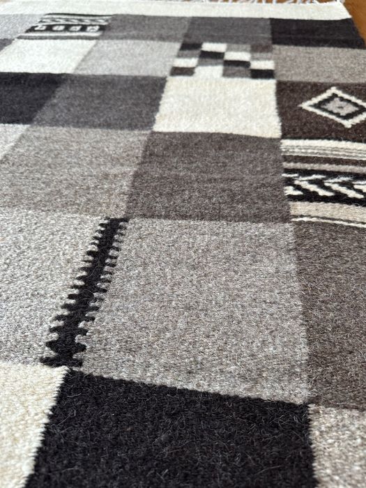 Covor tradițional țesut manual