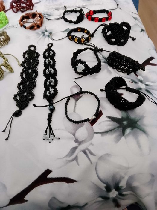 Гривни  изплетени с техника макраме 30 бр различни модели.