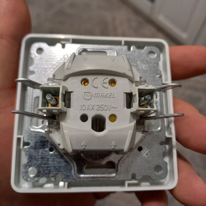 Розетки и выключатели