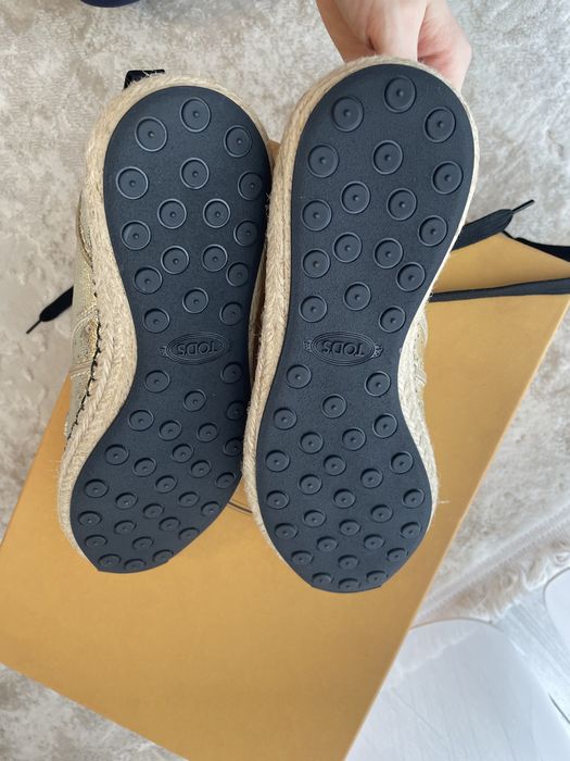 Vând papuci aurii Tod’s, marimea 34,5 NOI cu eticheta si cutie proprie