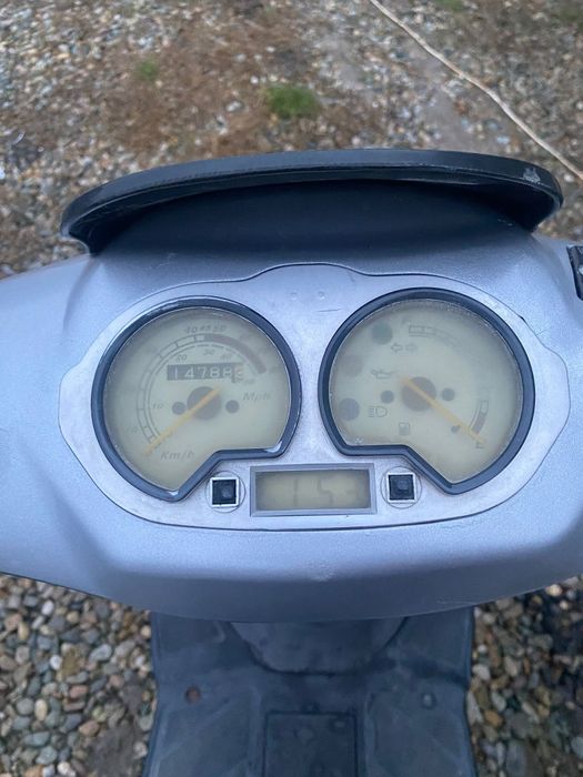 Vând scuter 49 în  doi timpi cu carte Rar si talon