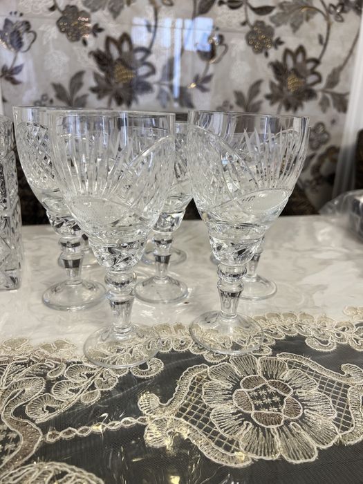 Хрустальные фужеры, графин Богема, и цветеые фужеры