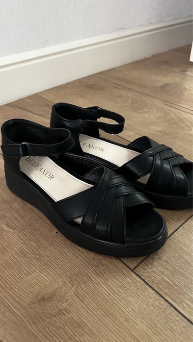 Черный ботинок..