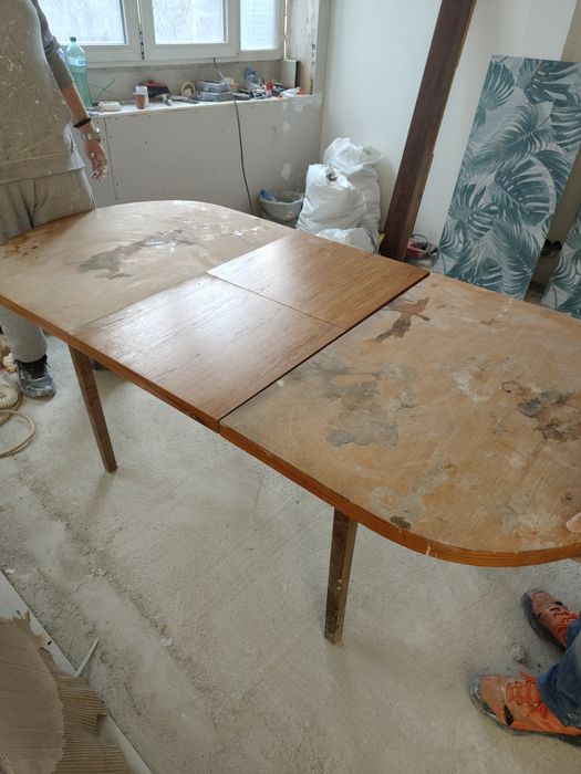 Дървена масивна разтегателна маса.