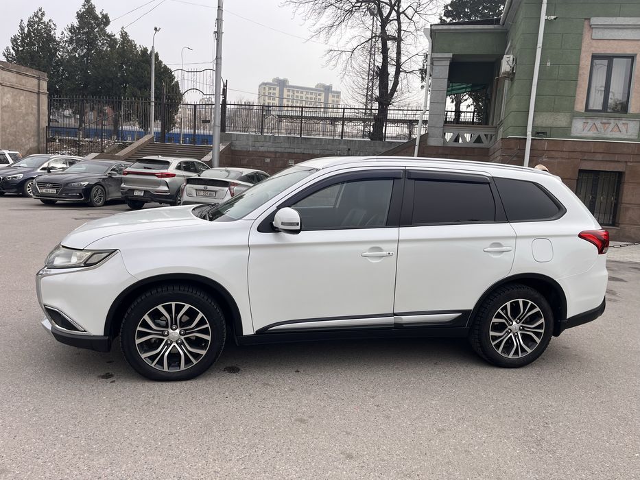 Mitsubishi Outlander 2015 год