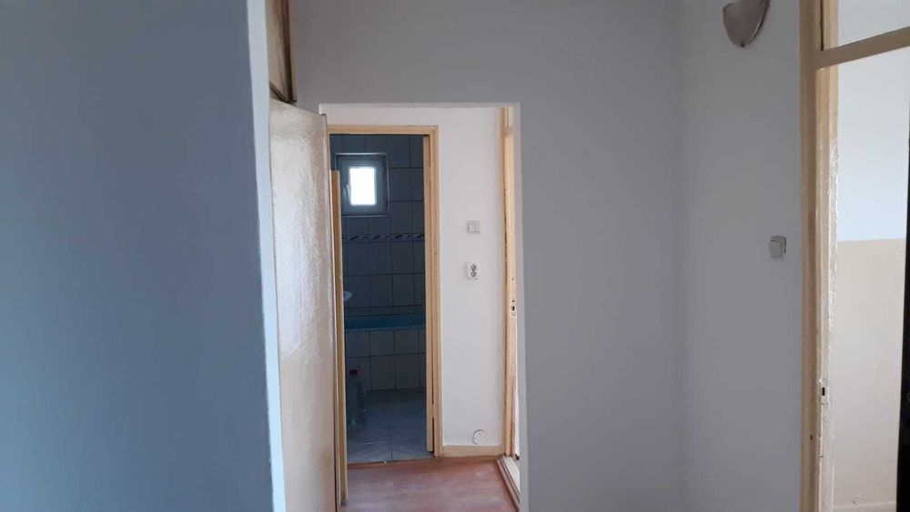 Vând apartament 2 camere, decomandat, 53 mp, str. Jiului, Calafat, etaj 4/4, acoperișul de deasupra refăcut