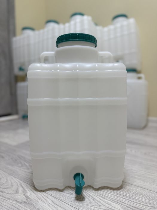 Пластиковая ёмкость с краном