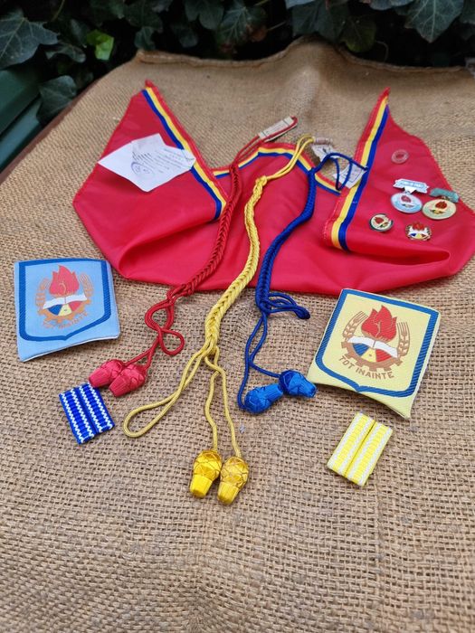 Cravata de pionier + accesorii