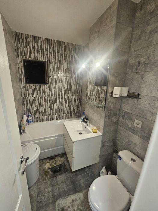Închiriez apartament doua camere.