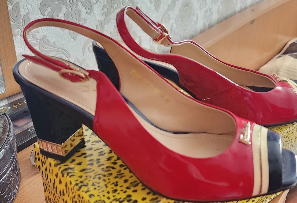 Продам босоножки