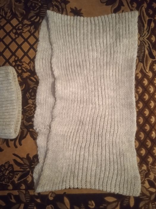 Продам набор, шарф с шапкой.