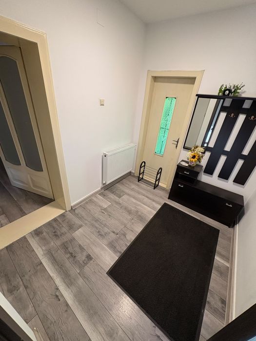 Închiriez apartament 3 camere  zona Lipovei