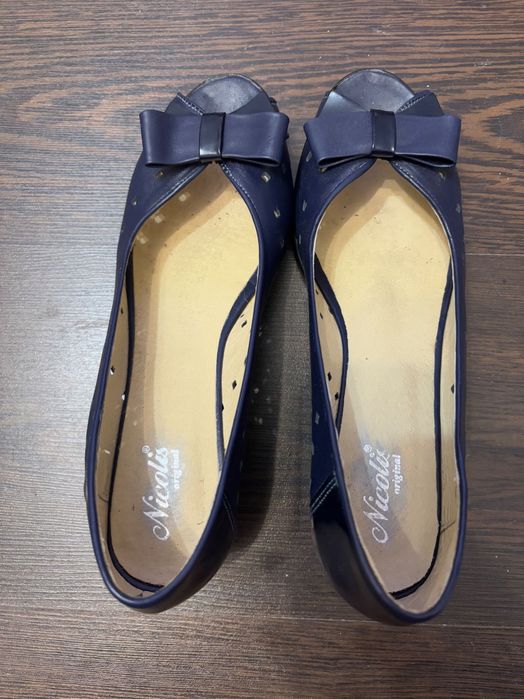 Pantofi decupați din piele