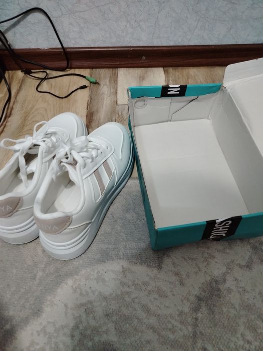 Кроссовки брала с китая