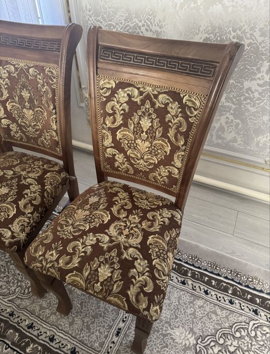 Продается стол и стулья.
