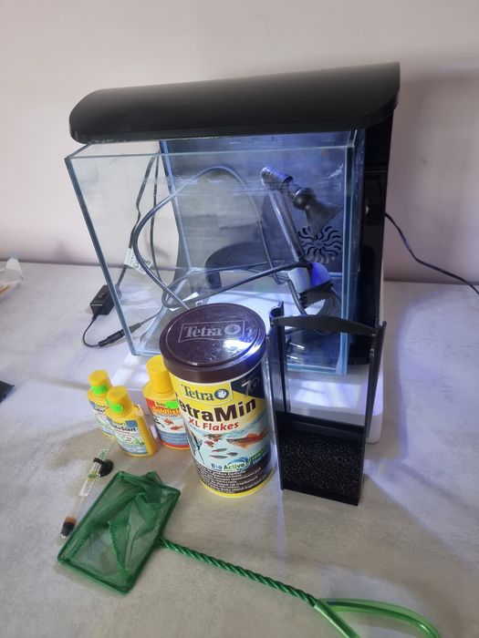 Продавам аквариум 12л със храна и препарати за вода