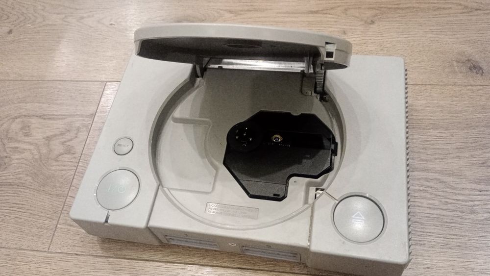 Vând PlayStation 1 (fara cabluri)