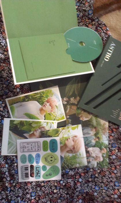 Колекционерски K pop албуми, картички и други в снимките