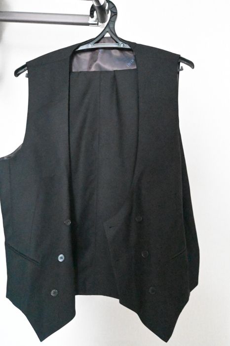 Продается черный костюм