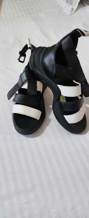 Sandale noi, culoare alb cu negru!