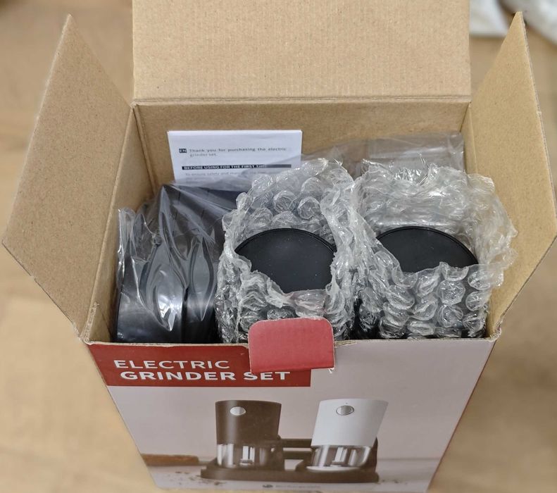 Комплект електрически мелници за сол и пипер със зарядна станция