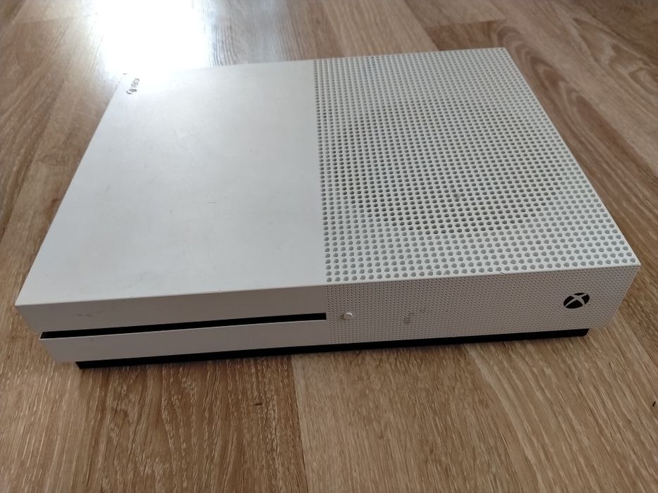 Хbox one S, 10 игри, слушалки Хbox и контролер