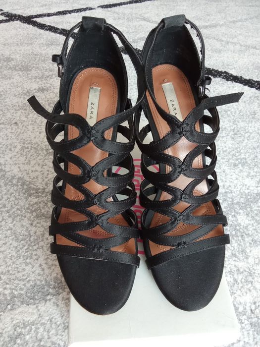 Vând sandale elegante