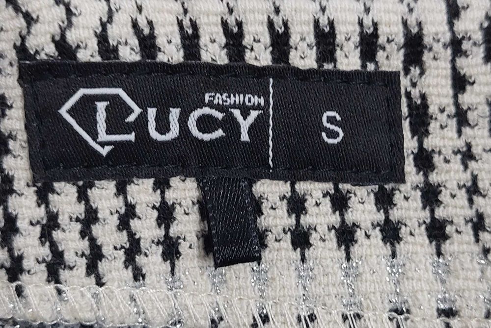 Къса пола на марката  Lucy