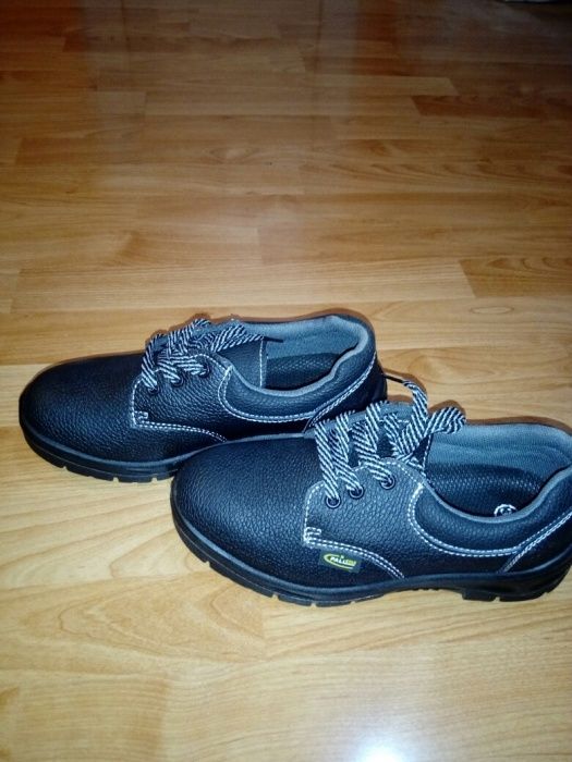 Обувки официални и работни