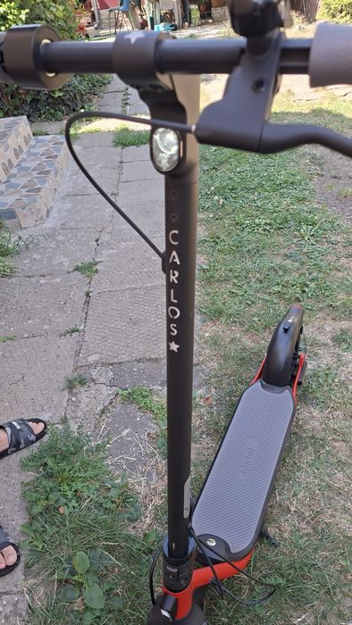 Trotineta electrica Nineboot D18e funcționează bine starea se vede in poze a fost achiziționată pentru baiat dar având 12 ani nu are voie sa conducă..