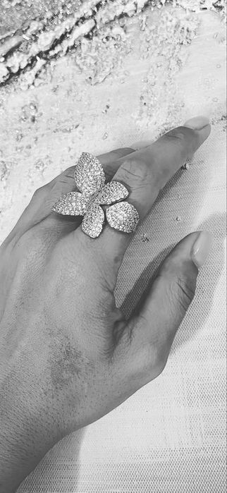 Пръстен в сребрист цвят с камъни