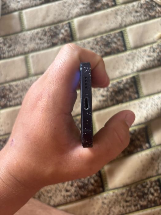 iPhone 12 mini.