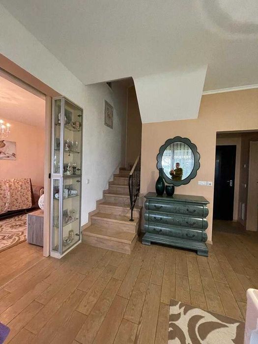 Триетажна къща в Бяла