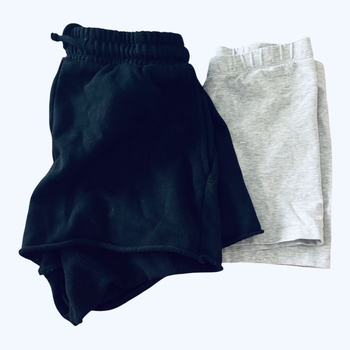 Doua perechi pantaloni scurti