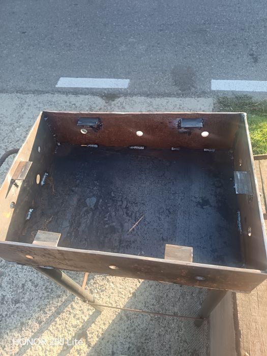 Vând grătar din tabla de 5 mm