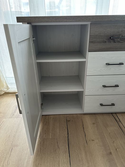 Скрин с две врати и четири чекмеджета