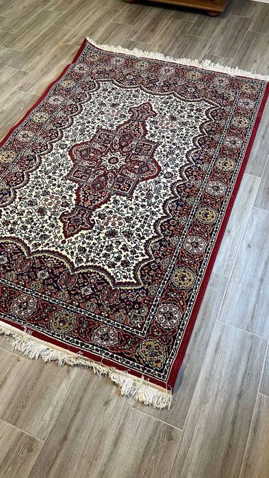 Красный качественный ковер с узорами