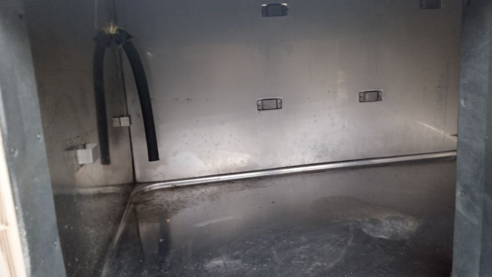 sovutgichli ish stoli sotiladi.