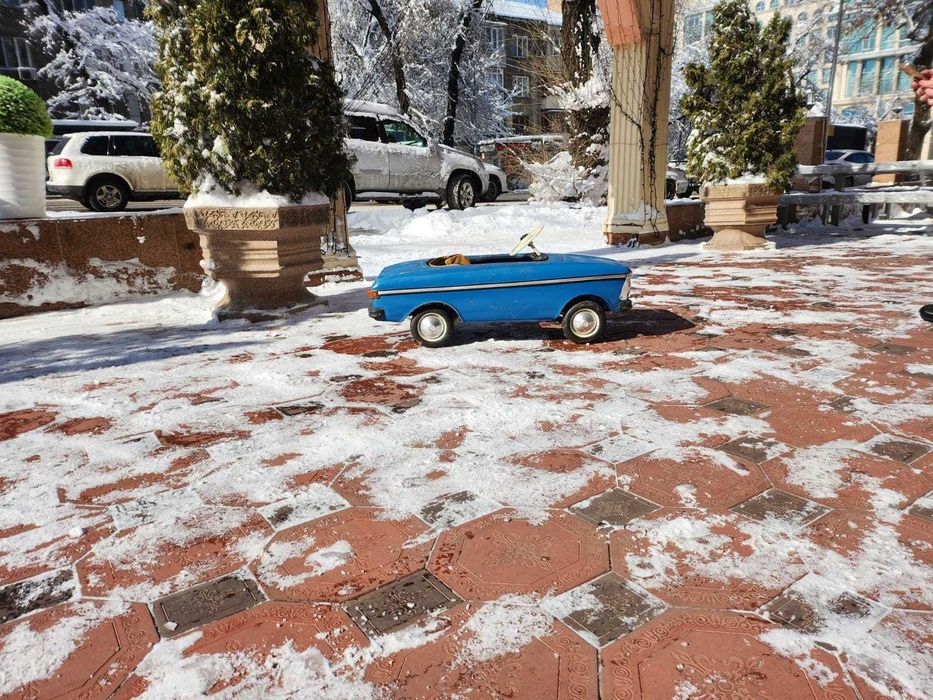 педальный автомобиль