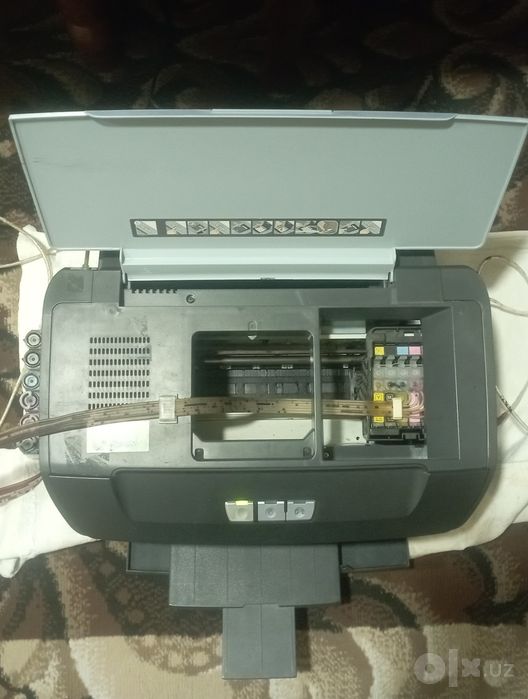 Цветной  принтер  Epson R270 б/у не печатает