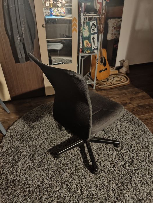 Scaun negru de birou
