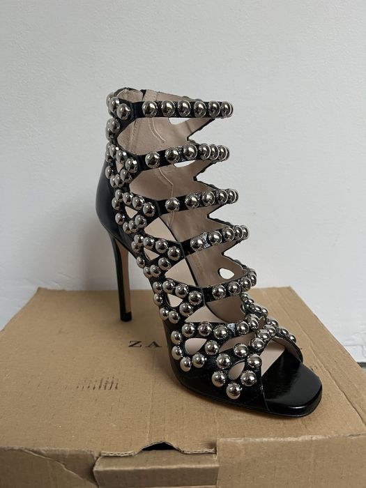 Sandale cu toc Zara, 36, negre, piele naturala cu insertii metalice