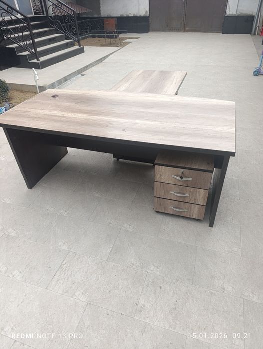 Продам офисный директорский стол