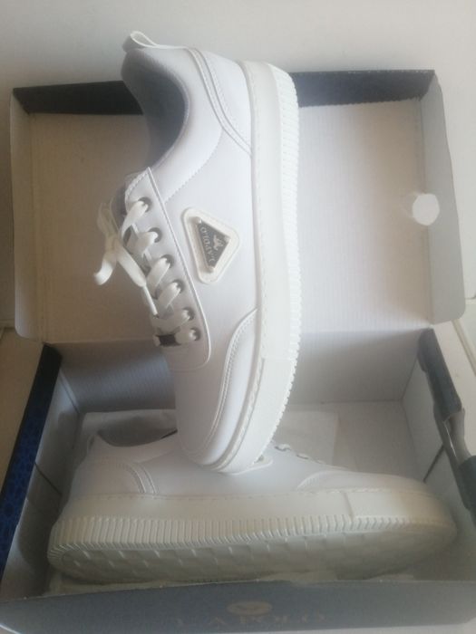 Нови Спортни бели маратонки.