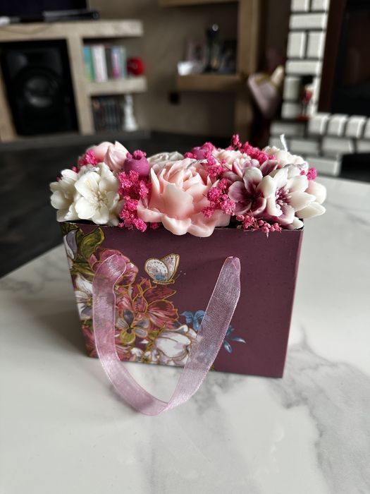 Продавам ръчно избранотени свещи- букет