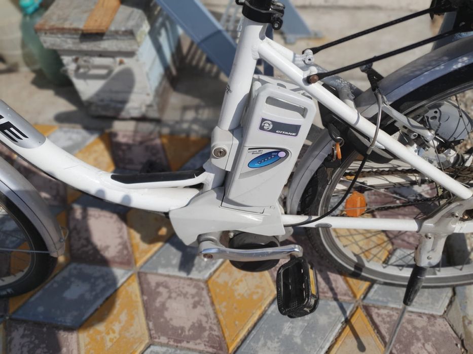 Vând bicicletă DAMA ,electrică GITANE. Motor Panasonic